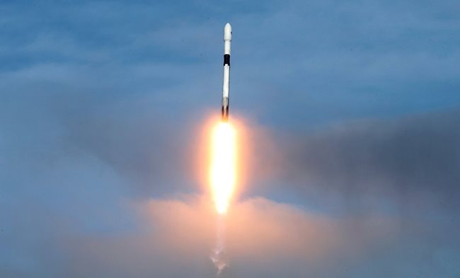 Ракетата "Фалкон-9" СНИМКА: Ройтерс
