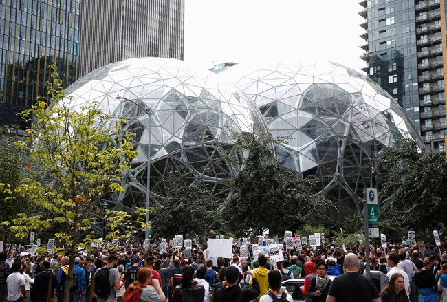 Служители на “Амазон” протестират срещу работодателя си пред офиса в Сиатъл, известен като “Сферите”.