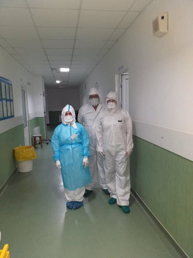 Медиците от инфекциозното отделение на УМБАЛ Бургас се грижат денонощно за пациентите с коронавирус. От вчера там се приемат само заразени с COVID-19.