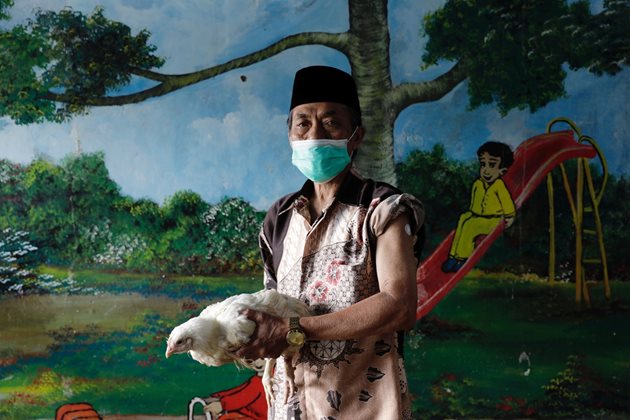 Този ваксиниран човек от Тайланд е получил за награда пиле Снимки: Ройтерс