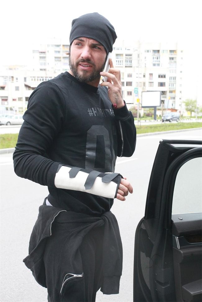 Благо говори по телефона в София, качайки се на колата си.