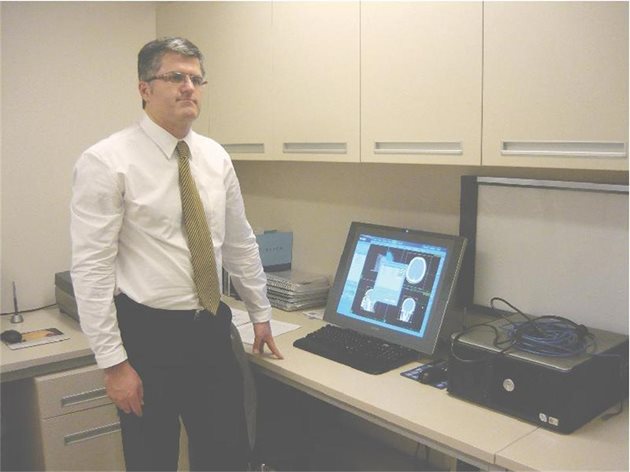 Проф. Йозяр показва на монитор как се регулира интензитета на радиотерапията. 
СНИМКИ: ИЛИЯНА АНГЕЛОВА