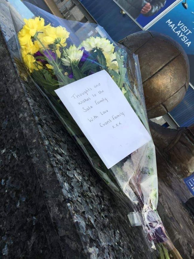 Феновете поставят цветя и послания пред стадиона на "Кардиф"
