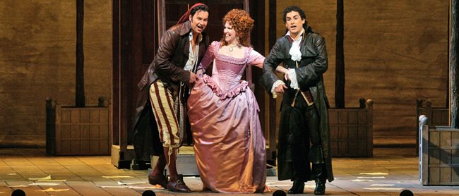 Питър Матеи като Фигаро, Джейс Ди Донато като Розина и Хуан Диего Флорес като граф Алмавива - снимка от премиерата на "Севилският бръснар" в Метрополитен опера през 2006 г.