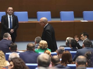 За трети път парламентът не успя да си избере председател, отлага за сряда