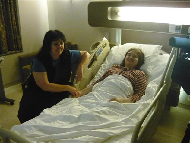Майката на Вирджиния бди неотлъчно до леглото й в турската болница.