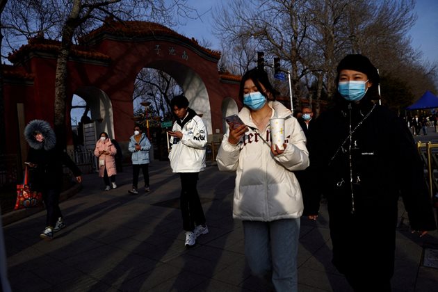 В засегнатите райони на Китай се завръщат социалната дистанция и носенето на маски.