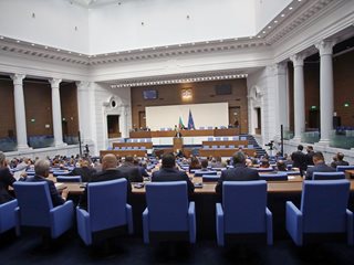 Депутатите правят шести опит да изберат председател на парламента