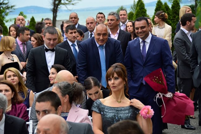 Премиерът Борисов чака в добро настроение да пристигнат министърът му и младоженец Лукарски и неговата избраница Ива.