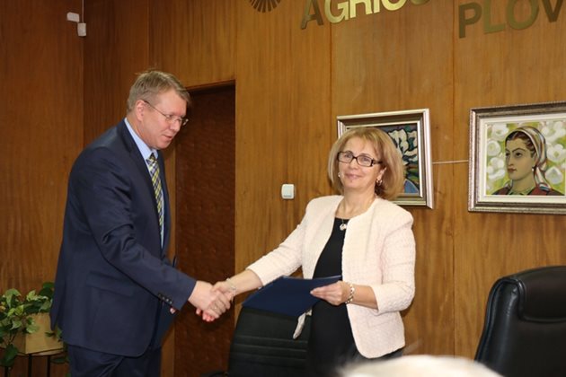 Ректорът проф. д-р Христина Янчева и Фин Петерсен - Регионален директор за Югоизточна Европа на фирма CLAAS - подписване на договор за сътрудничество.