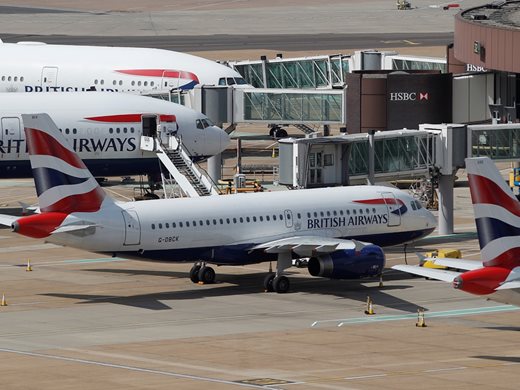 Стотици отменени полети това лято заради липса на персонал