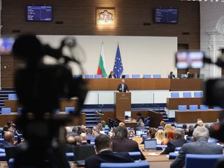 Парламентът е "загрижен" за делото за изборите, кани хората на пресмятането на резултатите