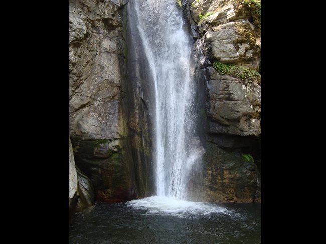 Снимката е на един чудесен водопад в Родопите. Той
е част от трите "Фотински водопади" и не е много известен сред
българите, за огромно съжаление. Аз лично ги посетих това лято за първи
път и мисля да не е за последен.
Симона Белчева
[benchevi_10_13@abv.bg]