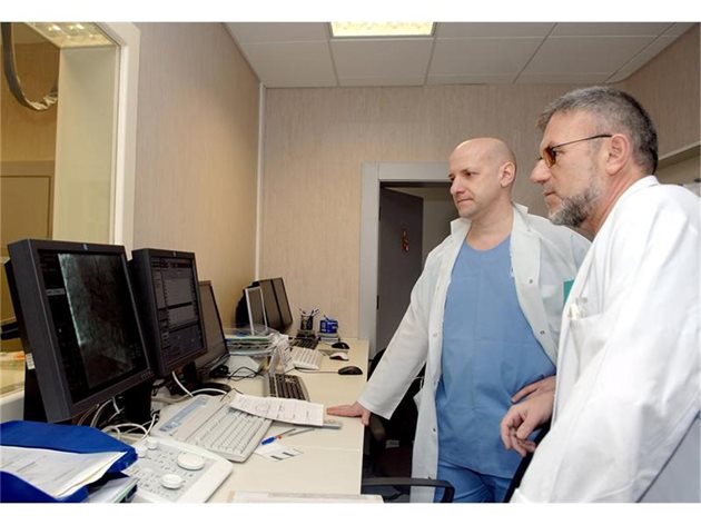 Д-р Доганов се консултира с колегата си д-р Валери Гелев за резултатите от изследванията на пациенти.
