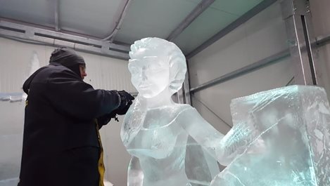 Скулптори творят при -8 градуса „Леденото кралство“ в Русе