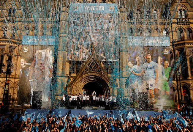 През 2014 г., играчите на "Манчестър Сити" вдигнаха трофея на градския площад