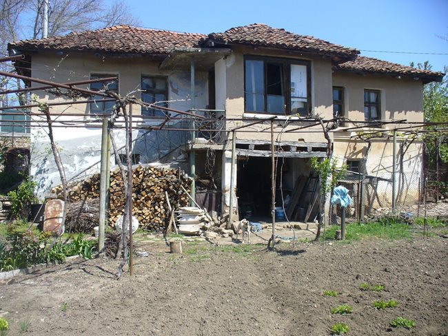 В тази къща в село Мрамор, община Тополовград, се е родил Желязко Демирев заедно с още 3 свои братя и 3 сестри.

