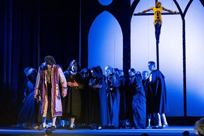 Четириметров кръст издигат на Царевец за спектакъла «Амадеус»