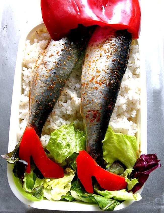 Риба с "обувки" и "пола" от чушки, върху основа от ориз и маруля