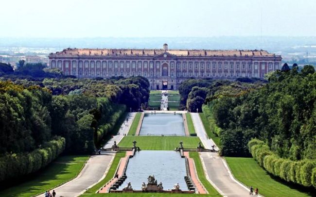 Дворецът в Казерта. Намира се в южния италиански град Казерта, който е близо до Неапол. Бил е резиденция на неаполитанските крале и е най-големият дворец в Европа, чието строителство започва и завършва през XVIII век (1752 - 1774). Има 1200 стаи и площ от 61 000 кв. м. Построен е по проект на арх. Луиджи Ванвители, а от 1997 година е вписан от ЮНЕСКО като част от световното културно наследство.