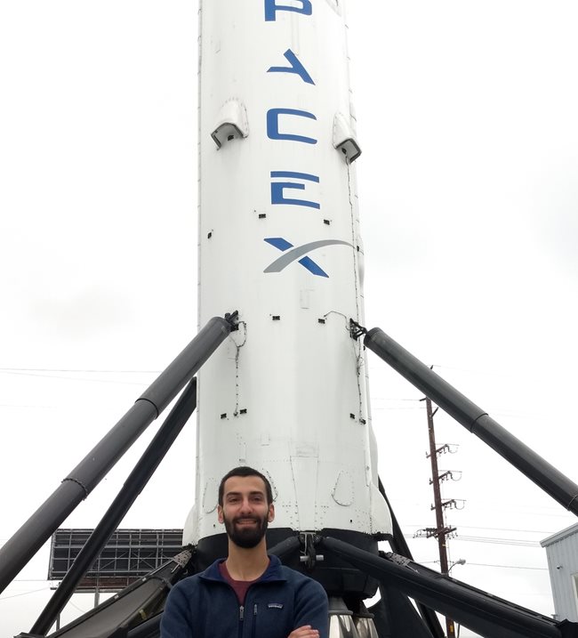 Орлин пред една от ракетите на SpaceX