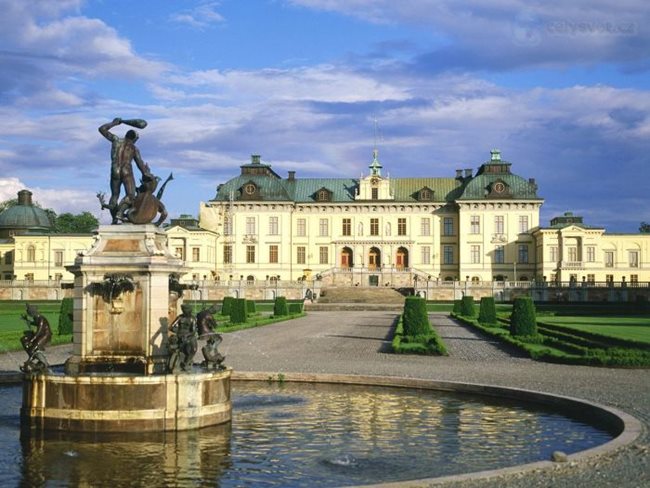 Кралският дворец в Стокхолм. Намира се в центъра на шведската столица и е официална резиденция на кралското семейство. Стаите в него са 1430, а общата му площ е 61 210 кв. м. Строежът стартира 1697 година и продължава чак до 1760-а. Проектът е на шведските архитекти Никодемус Тесин-син и Карл Харлеман.
