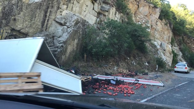 Камион, натоварен с домати, по неясни причини се бе размазал в скала