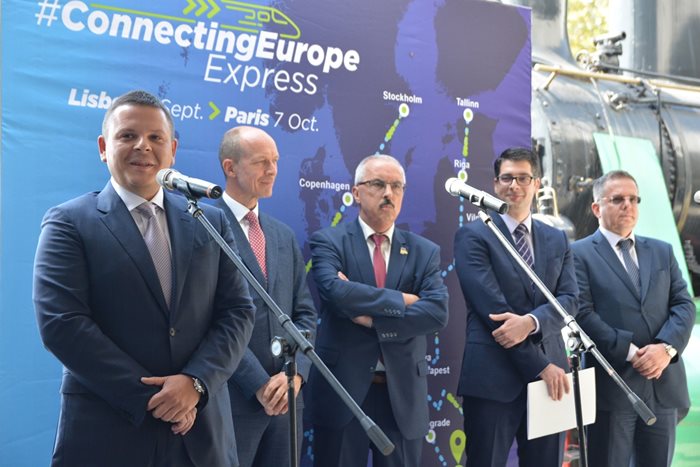 Вицепремиерът Атанас Пеканов и министърът на транспорта Христо Алексиев на церемония по изпращане на експреса "Свързана Европа", който на 2 септември тръгна от Лисабон. 