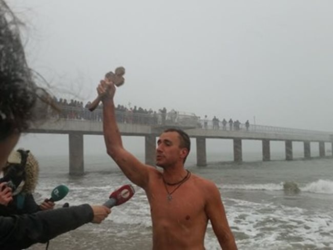 32- годишният Диан Янев с кръста в Бургас