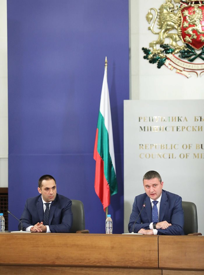 Министрите Владислав Горанов и Емил Караниколов обясниха каква е концепцията на държавата за изграждане на собствени бензиностанции и данъчни складове.