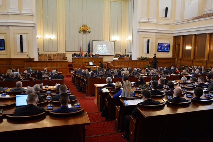 Депутатите ще гласуват законопроекта на правителството 
за отмяната на златните паспорти.
