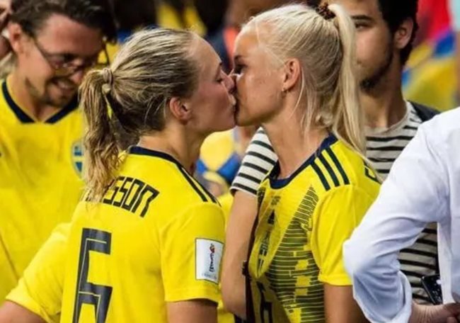 МагдалеПерниле с фланелка на Швеция целува приятелката си на мондиала във Франция.