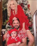 Камелия, Цветин и синът им Баян честитят Коледа със семейна снимка