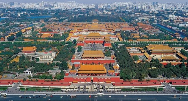 Забраненият град. По време на династиите Мин и Цин той е бил императорският дворец на Китай. Всъщност представлява комплекс от 980 сгради и се разпростира на 150 000 кв. м. Строежът е продължил от 1406-а до 1420 година по проект на местния архитект Куай Сян. Днес мястото привлича милиони туристи.