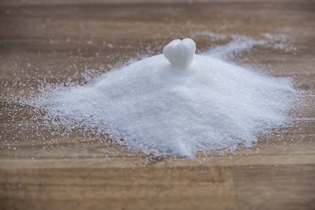 Бялата рафинирана захар на практика не показва жизнена сила. Тя е от четвърти клас храни.