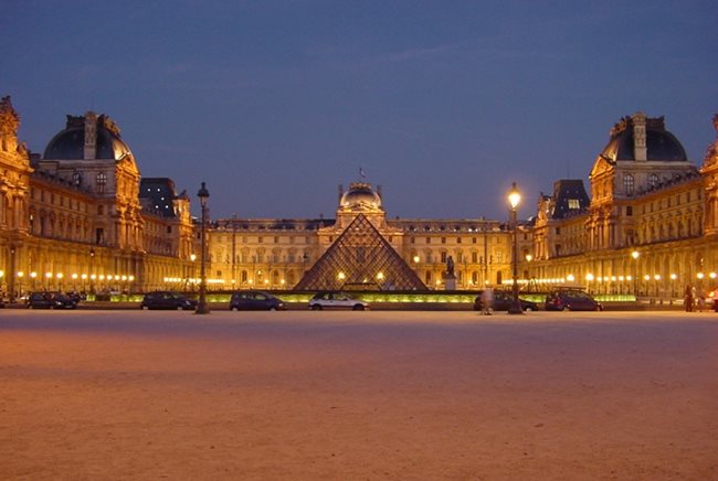 Лувър. От 1793 година там е най-големият национален музей във Франция, но е бил военна крепост и замък. Строителството започва в далечната 1190 година и продължава и през следващите 7 века. сега Лувърът в Париж привлича почти 10 милиона туристи годишно.