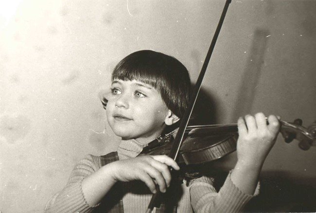 Мила Георгиева се влюбва в цигулката на 4-годишна възраст, а на 8 г. вече е наричана “детето чудо”. Още 13-годишна заминава да учи в САЩ, а сега е концертмайстор на симфоничния оркестър на радио “Щутгарт”.