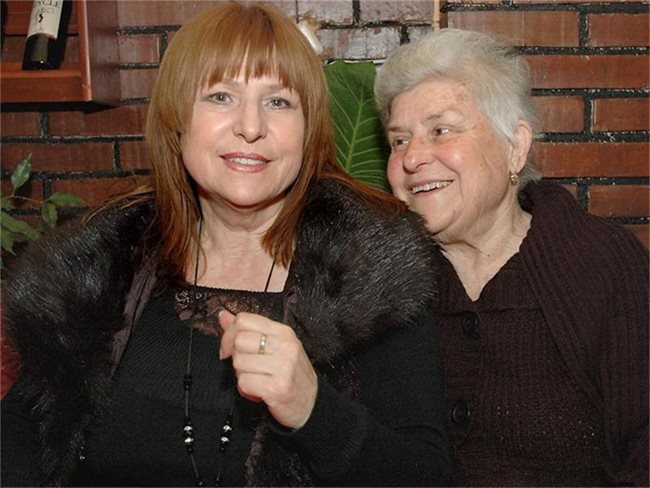 Мими Иванова със сестра си Иванка Гайдарова (вече покойник) дават интервю пред "24 часа" на 21 януари 2011 г. в Хисаря. Снимка: Атанас Кънев