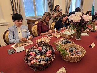 Българският Великден като преди 200 г. - Десислава Радева боядисва яйца със съпруги на посланици (Снимки)