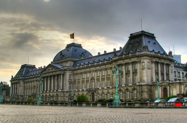 Кралският дворец в Брюксел. Намира се до Брюкселския парк в сърцето на града и е официална резиденция на кралското семейство в Белгия. Строежът на сградата с площ 33 000 кв. м започва през 1783 година и завършва през 1934-а. Дворецът е в неокласически стил, а проектът е на архитект Гислен Джоузеф Хенри.