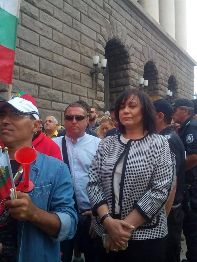 Лидерът на БСП Корнелия Нинова също се включи в протестите
