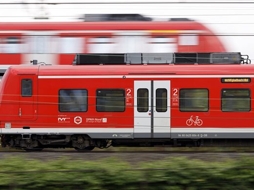 7 млн. германци зарязват колите, купиха си месечни карти по 9 евро за влак и автобус