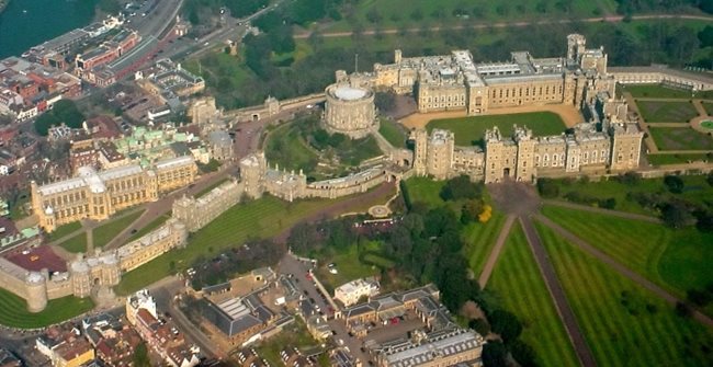 Уиндзорски замък. Построен е през XI век и в момента е най-старият заселен замък в света. Намира се в Уиндзор, графство Бъркшир, на 34 км от Лондон. Вв него е минала голяма част от детството на кралица Елизабет II. Територията на двореца е 55 000 кв. м и в него има 1000 стаи.
