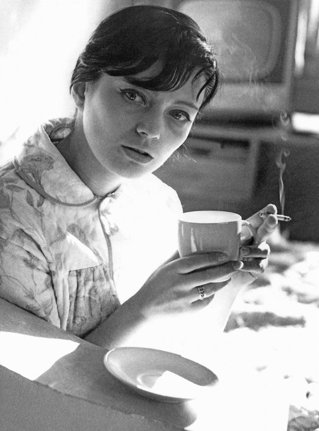Актрисата пие сутрешното си кафе сутринта. Снимката е от 60-те години