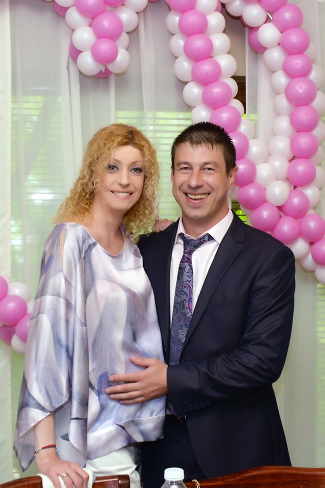 Ина Ананиева и съпругът й в сватбения си ден малко преди да станат родители.  СНИМКА: АРХИВ