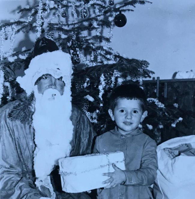 Детска снимка на режисьора Стилиян Иванов, на която получава подарък от Дядо Мраз.