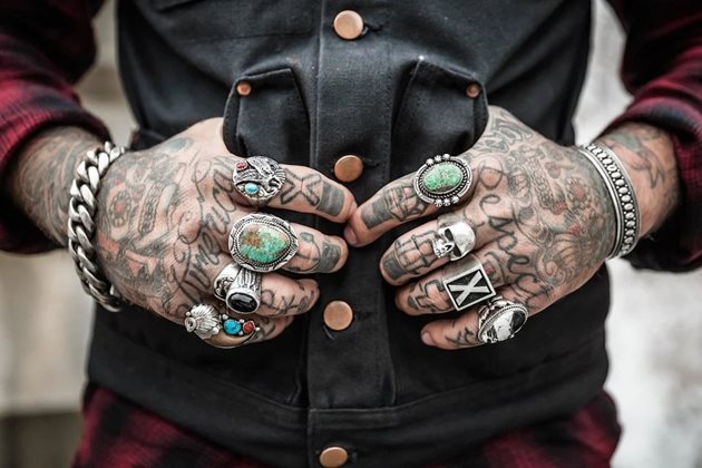 Цветни татуировки по ръцете