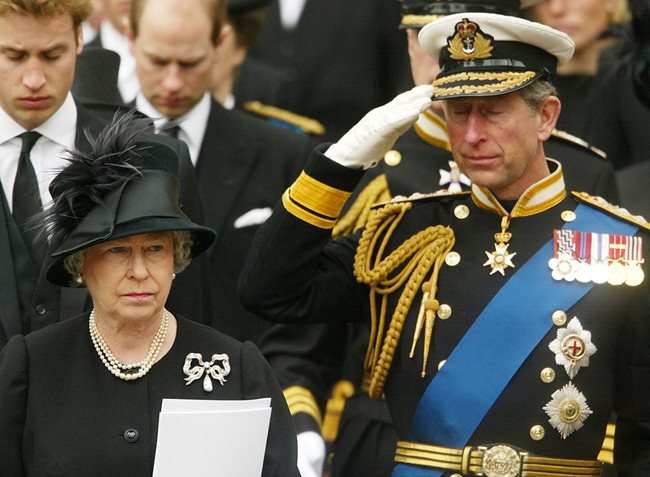 Кралица Елизабет II и синът й, новият крал Чарлз СНИМКА: Ройтерс