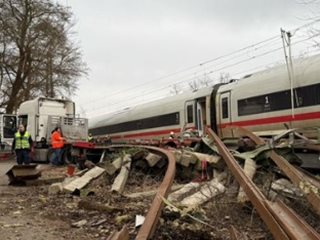 1 загина и 11 са ранени след сблъсък на влак с камион край Хамбург (Обновена)