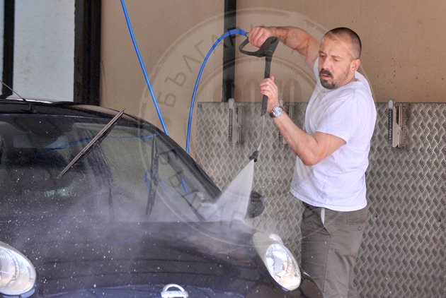 Явор Борисов сам си мие колата